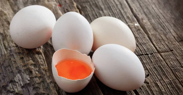 White fresh chicken eggs on wooden surface. Close up view. — Stock Photo, Image