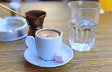 Türk kahvesi ahşap bir masaya servis