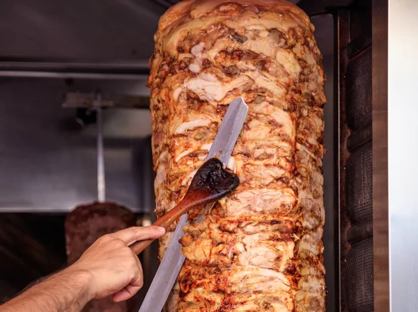 Döner, döner. Elinde bir bıçakla dilimleri kesme, adamın elleri