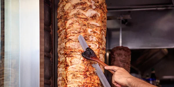 Döner, döner. Elinde bir bıçakla dilimleri kesme, adamın elleri