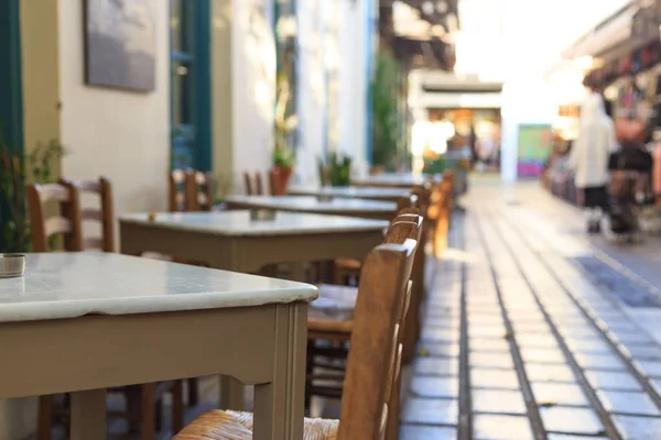Atenas, Grécia. Tabernas gregas e cadeiras em uma fileira — Fotografia de Stock