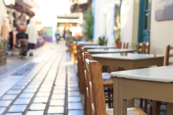 Atenas, Grecia. Taberna griega mesas y sillas en fila —  Fotos de Stock
