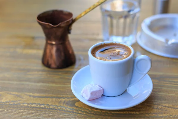 Τούρκικος καφές σερβίρεται σε ένα ξύλινο τραπέζι — Φωτογραφία Αρχείου