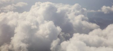 Bulutlar beyaz ve gri arka plan. Uçağın penceresinden hava fotoğraf