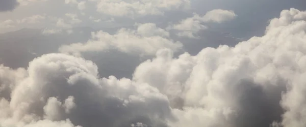 Nuvens fundo branco e cinza. Foto aérea da janela do avião — Fotografia de Stock
