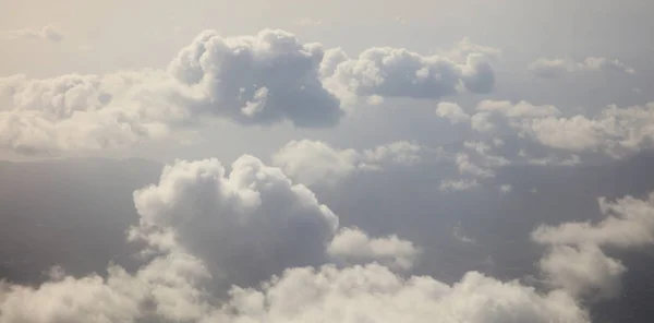Chmury białe i szare tło. Zdjęcie lotnicze z okna samolotu — Zdjęcie stockowe