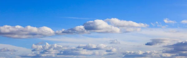 Modrá obloha pozadí s rozptýlenými barevné mraky. Letecké panoramatické fotografie. Prostor pro text, banner. — Stock fotografie