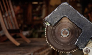 Elektrik için ahşap çelik dairesel pürüzlü disk ile eski gördüm. Görüntü arka plan, portre, afiş
