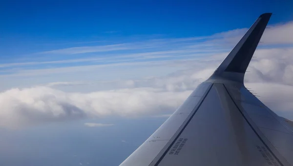 Blauer Himmel, Wolken aus dem Flugzeugfenster als Hintergrund. Luftbild, Raum für Text, Panorama, Banner. — Stockfoto