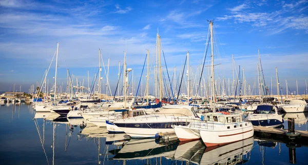 Marina en Larnaca alberga barcos amarrados, Chipre. Reflejo de barcos, cielo azul con fondo de nubes . — Foto de Stock