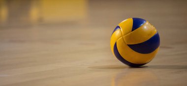Voleybol topu bulanık ahşap parke zemin üzerine. Banner, metin için boşluk, görünümü ayrıntıları ile kadar kapatın.
