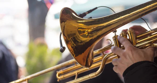 Músico con trompeta de bronce toca música clásica. Vista cercana con detalles, fondo borroso . —  Fotos de Stock