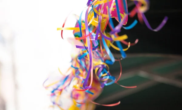 Carnaval serpentinas coloridas sobre fundo borrado. Vista de perto com detalhes, espaço de cópia, banner — Fotografia de Stock