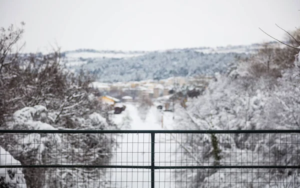 Jul, vinter koncept. Snöiga avlägsen oskärpa utsikt över byn och natur — Stockfoto