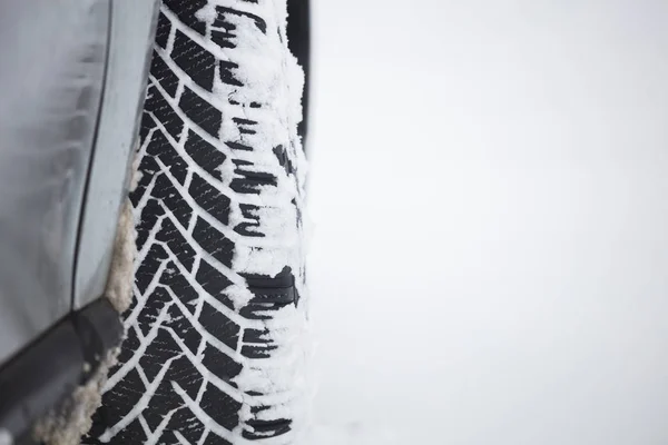 Білий сніг на колесі автомобіля, сніговий фон, місце для тексту — стокове фото