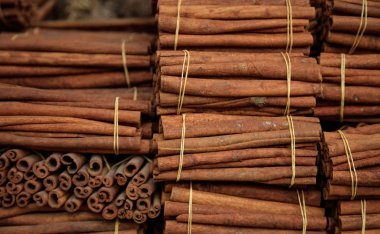 Bağlı rulo tarçın. Canella doğal kahverengi aromatik baharat arka plan.