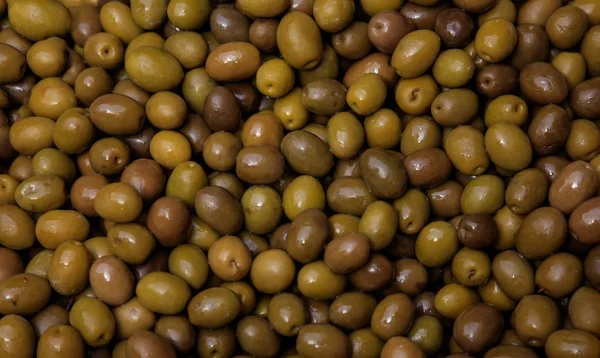 Shiny green olives background. Healthy fresh food. Closeup view. — Stock Photo, Image