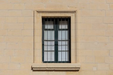 Malta Valletta. Cephe sarı kireçtaşı evin metal çubuklarla kapalı pencere ile bu güvenlik sağlar. Görünümü kapatın.