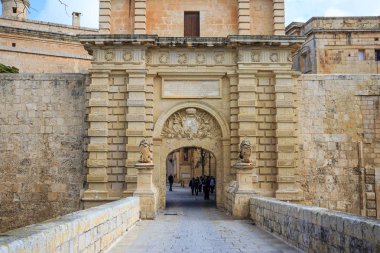 Malta, Mdina giriş kapısı. Turistler tarihi müstahkem şehir ziyaret etmek için yaya köprüsü arası.