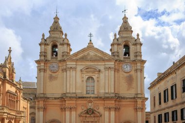 Mdina, Malta St Paul ve Peter Katedrali. Katolik Kilisesi bulutlu gökyüzü arka plan altında.