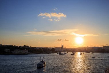 Malta Valletta. Sliema şehir, deniz ve gökyüzü, gündoğumu günbatımı, arka plan. Panoramik görünüm.