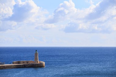 Valletta, Malta St. Elmo'nın deniz feneri. Mavi deniz ve gökyüzü arka plan arasında grand Limanı dalgakıran.