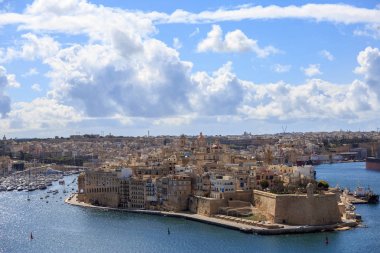 Malta Valletta. Senglea, bir müstahkem grand Limanı az bulutlu ile mavi gökyüzü altında. Panoramik şehir arka plan.