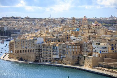 Malta Valletta. Senglea, bir müstahkem grand Limanı az bulutlu ile mavi gökyüzü altında. Panoramik görünüm.