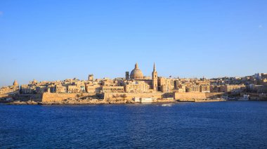 Valletta, Malta. Panoramik tarihi adanın ve kubbe Carmelite kilise ve St Paul's kule.