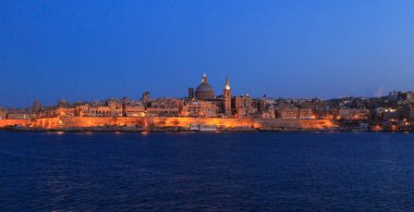 Valletta, Malta akşamları. Panoramik ışıklı tarihi Adası ve kubbe Carmelite kilise ve St Paul's kule.