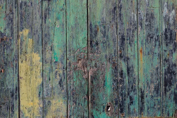 Fondo de puerta de madera, colorido y pelado. Entrada envejecida, vista cercana con detalles . — Foto de Stock