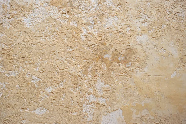 Fondo de pared pintado amarillo envejecido, parcialmente descolorido — Foto de Stock