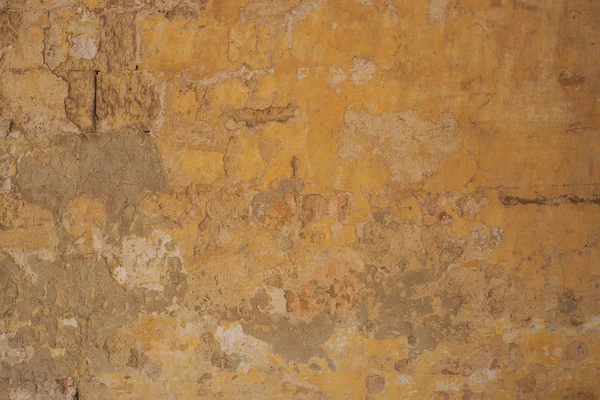 Fondo de pared pintado amarillo envejecido, parcialmente descolorido — Foto de Stock