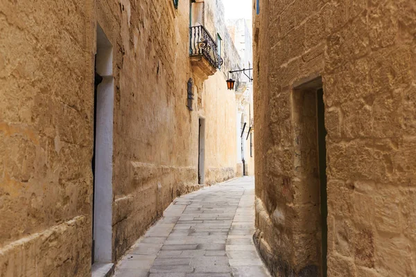 Mdina a cidade velha tradicional com ruas de paralelepípedos, lanternas, edifícios descascados, em Malta. Destino perfeito para férias e turismo . — Fotografia de Stock