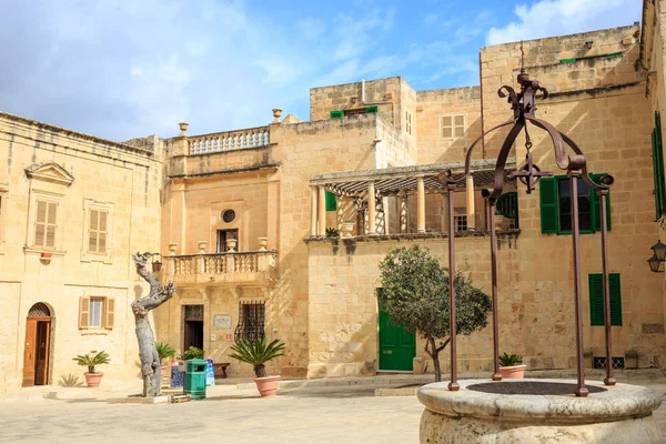 Mdina, Malta. Dobrze o Misrah Mesquita kwadratowych i tradycyjne elewacji budynków tło. — Zdjęcie stockowe