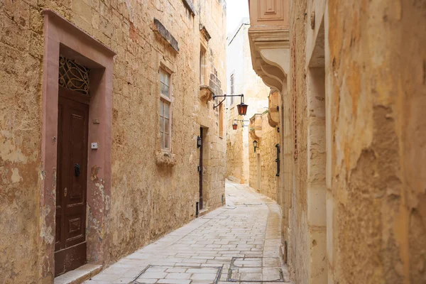 イムディーナの提灯は、石畳の通りを旧市街では、建物、マルタで皮をむいた。休暇と観光のための完全な行先. — ストック写真