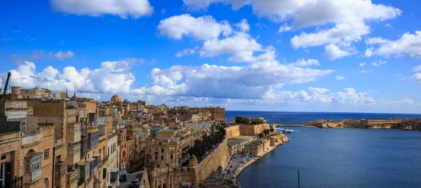Malta, Valletta. Grand hamnen i Medelhavet. Blå havet och blå himmel med några moln bakgrund. Panoramautsikt, banner. — Stockfoto