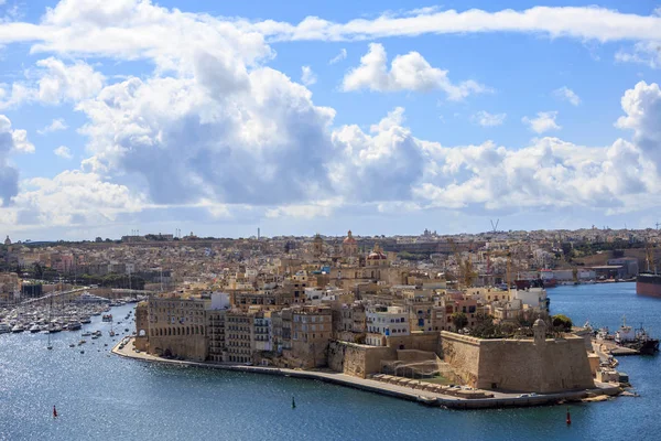 Malta, Valletta. Senglea, en befäst grand hamn under en blå himmel med några moln. Panoramautsikt, staden bakgrund. — Stockfoto