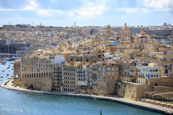 Malta, Valletta. Senglea, en befäst grand hamn under en blå himmel med några moln. Panoramautsikt. — Stockfoto