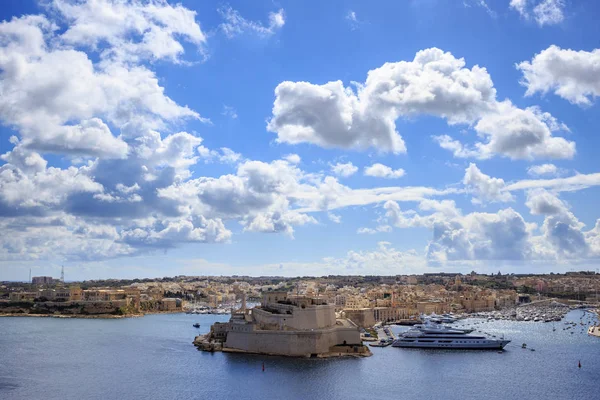 Malta Valletta. Akdeniz büyük liman. Mavi deniz ve birkaç bulutlar arka plan ile mavi gökyüzü. Panoramik görünüm. — Stok fotoğraf