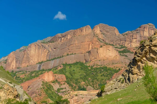 Dağlar ve kayalar ve mavi gökyüzü — Stok fotoğraf