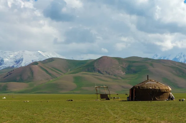 Yourte kirghize sur fond de montagnes majestueuses — Photo