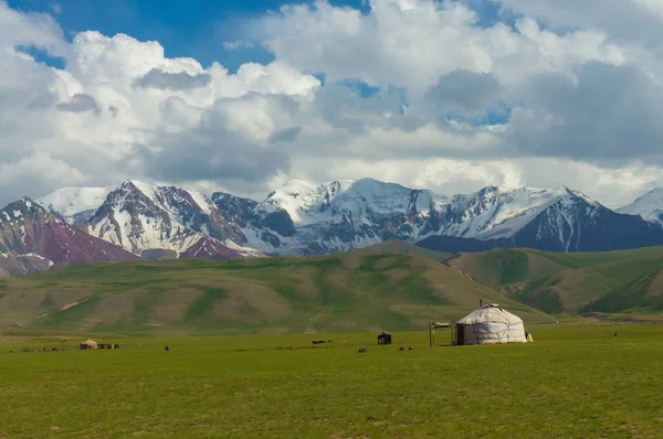 Majestuosas montañas en Chon-Alai y Kyrgyz Yurt — Foto de Stock