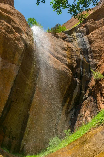 Şelale dağ manzarası — Stok fotoğraf