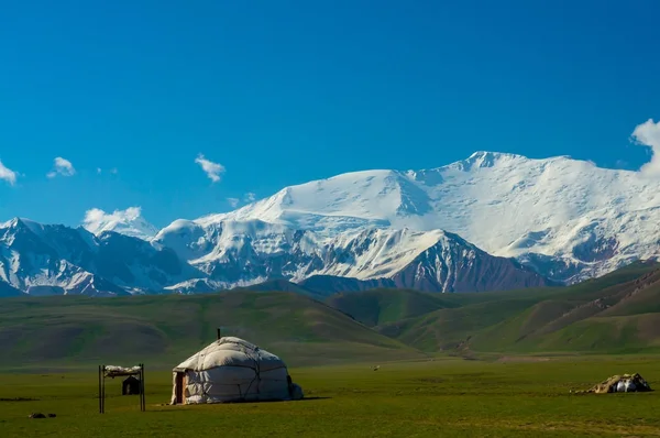 Montanhas em Chon-Alai e kyrgyz yurt — Fotografia de Stock