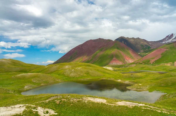Horské jezero zelené kopcovité krajina — Stock fotografie