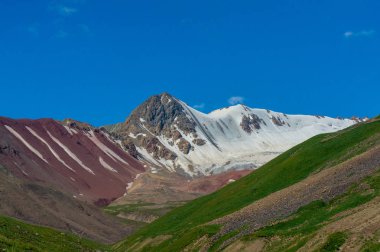 Muhteşem kar-beyaz dağ manzaraları