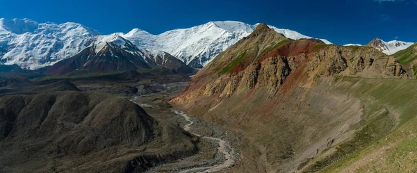 Panorama of the view on Lenin Peak and mountain landscape and moraine — Stock Photo, Image