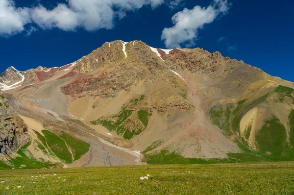 Hermosa vista de la montaña cerca del Pico Lenin — Foto de Stock