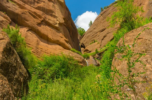 Steep rocks in mountains — Stock Photo, Image